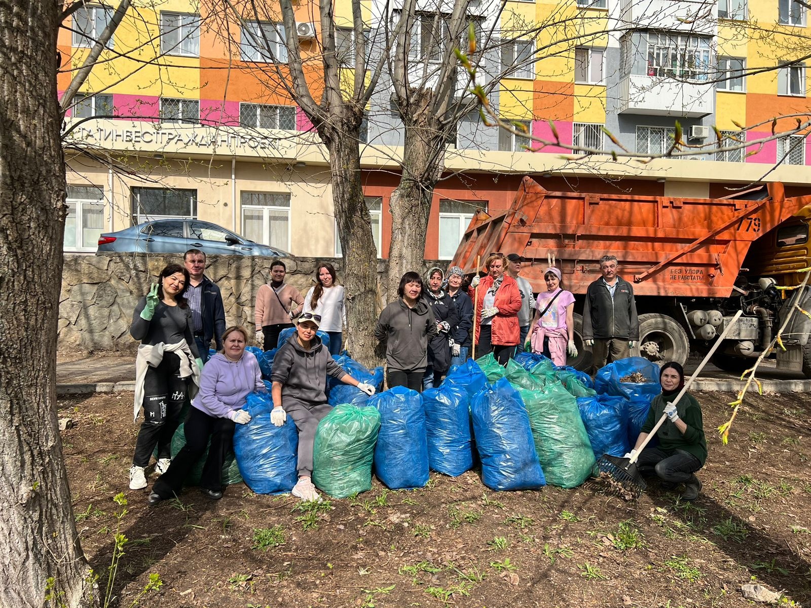 40 тысяч человек вышли на общегородской субботник в Челнах (фото)