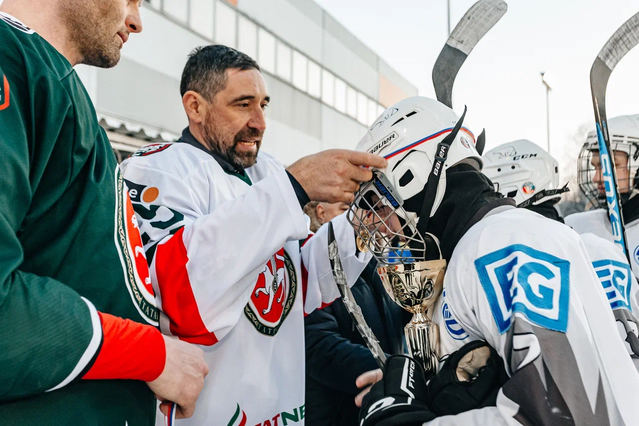 Фото: Данис Зарипов сыграл в дворовый хоккей с челнинскими детьми Фото: Данис Зарипов сыграл в дворовый хоккей с челнинскими детьми