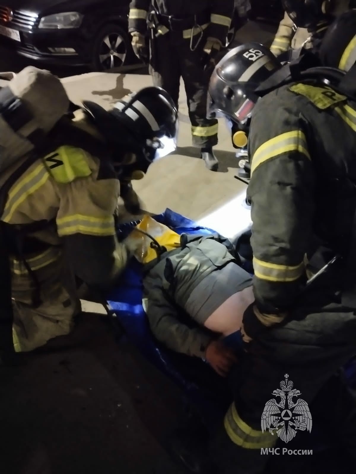 В Челнах спасли мужчину, который чуть не сгорел, уснув на матрасе в подъезде (фото)