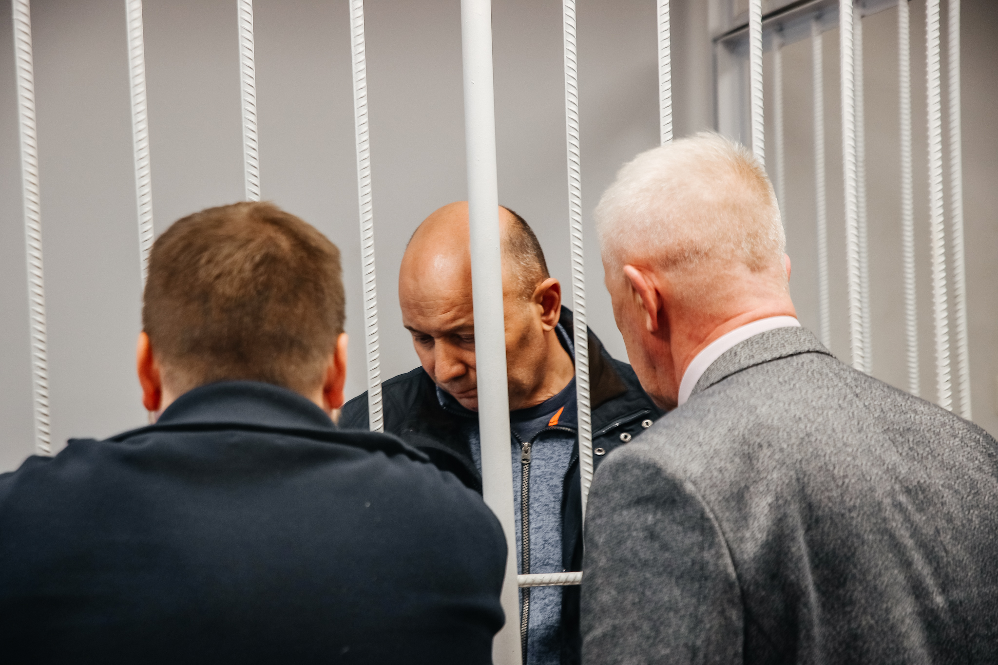 Фаила Камаева доставили в зал суда в наручниках – первые кадры 