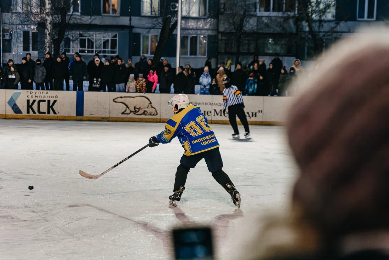 Фото: Данис Зарипов сыграл в дворовый хоккей с челнинскими детьми Фото: Данис Зарипов сыграл в дворовый хоккей с челнинскими детьми