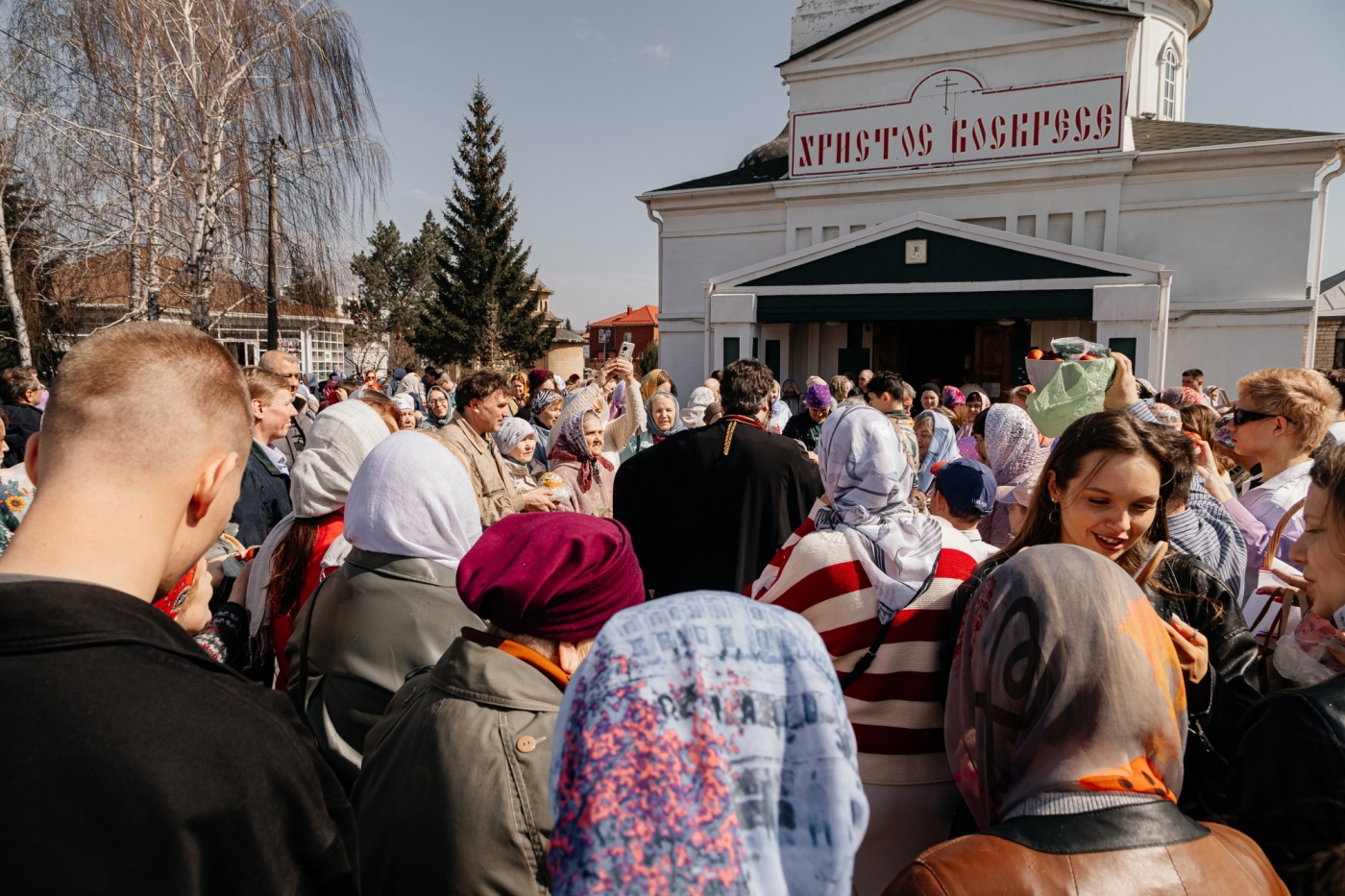 Фото: как в храмах Челнов освящают куличи на Пасху