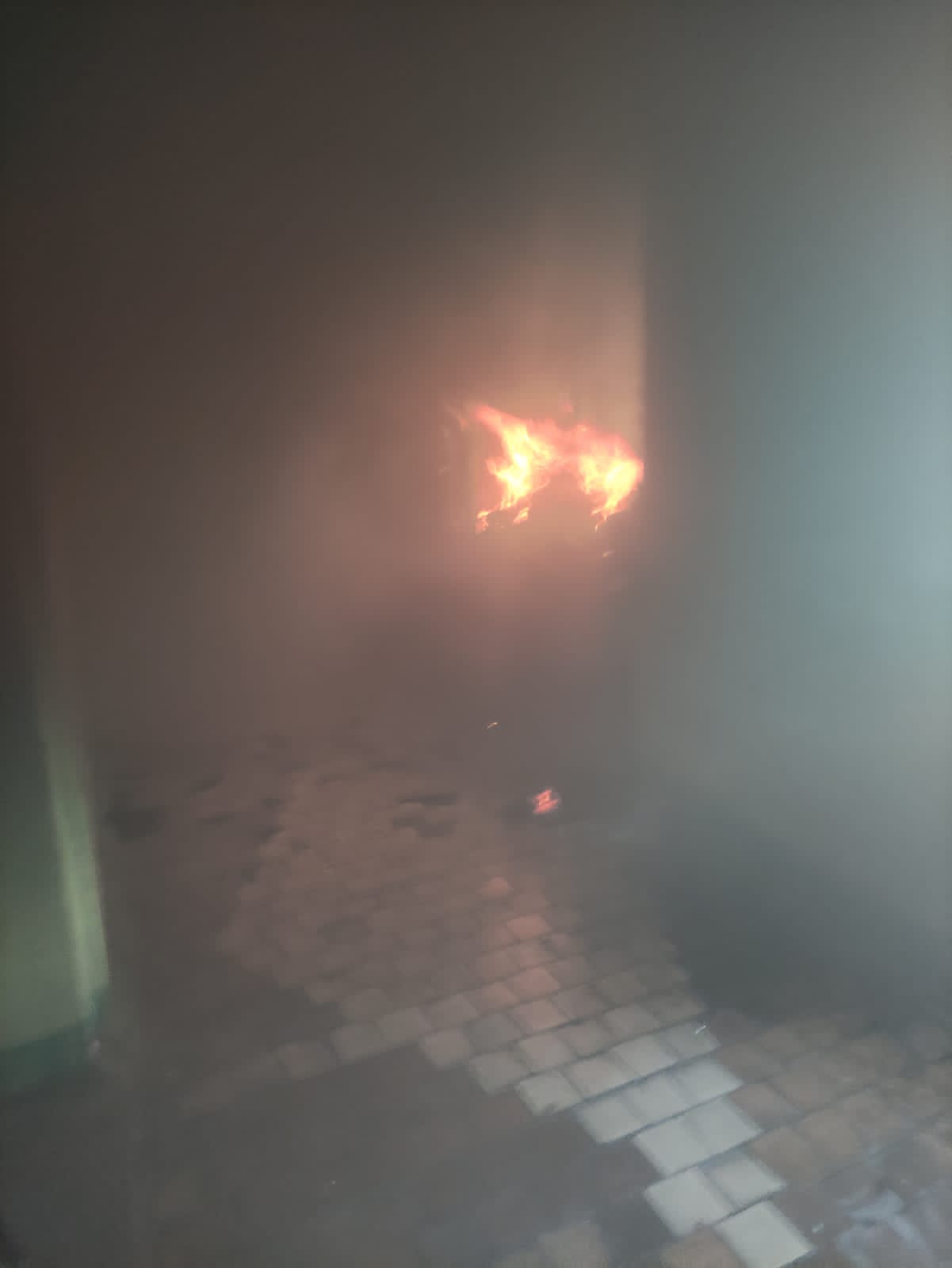 Пожар заблокировал детей на открытом балконе