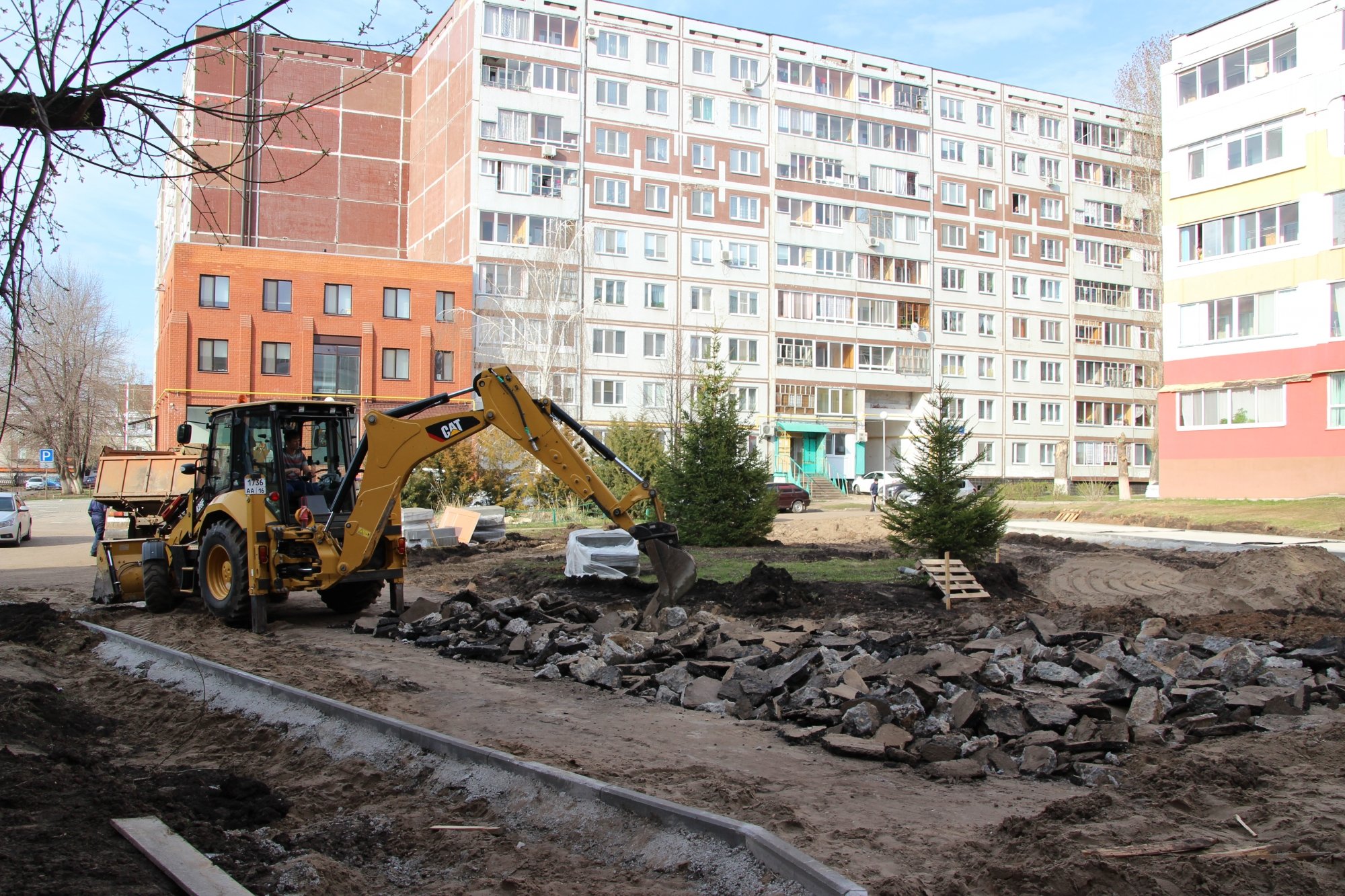 Фото: в Челнах началась реконструкция дворов по президентской программе 