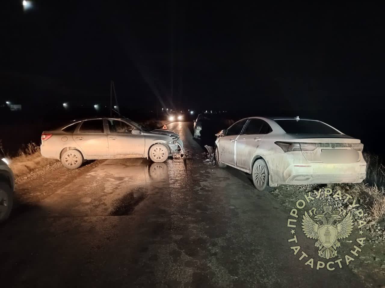 Под Челнами в ДТП пострадали двое малолетних детей (фото) Под Челнами в ДТП пострадали двое малолетних детей (фото)