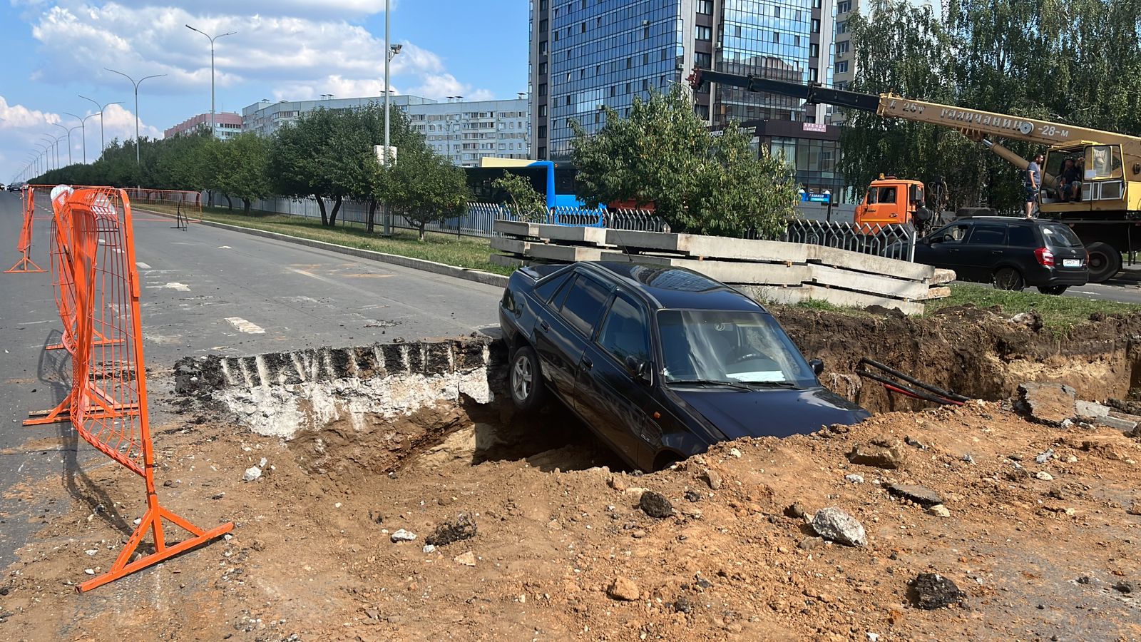 В Челнах машина упала в яму на Московском проспекте (фото)