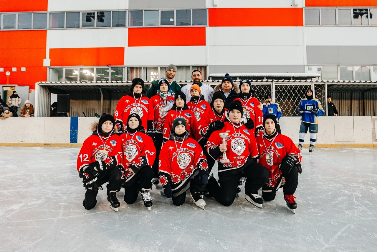Фото: Данис Зарипов сыграл в дворовый хоккей с челнинскими детьми Фото: Данис Зарипов сыграл в дворовый хоккей с челнинскими детьми