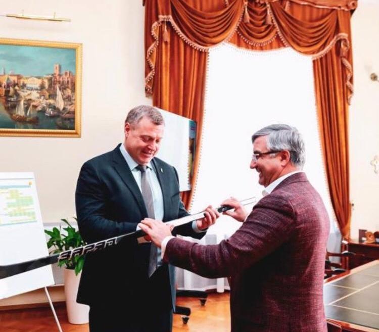 Шайхразиев подарил астраханскому губернатору клюшку Даниса Зарипова