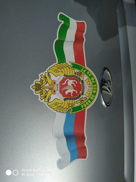 В Челнах «борца с коррупцией» заставили снять «липовые» наклейки с машины