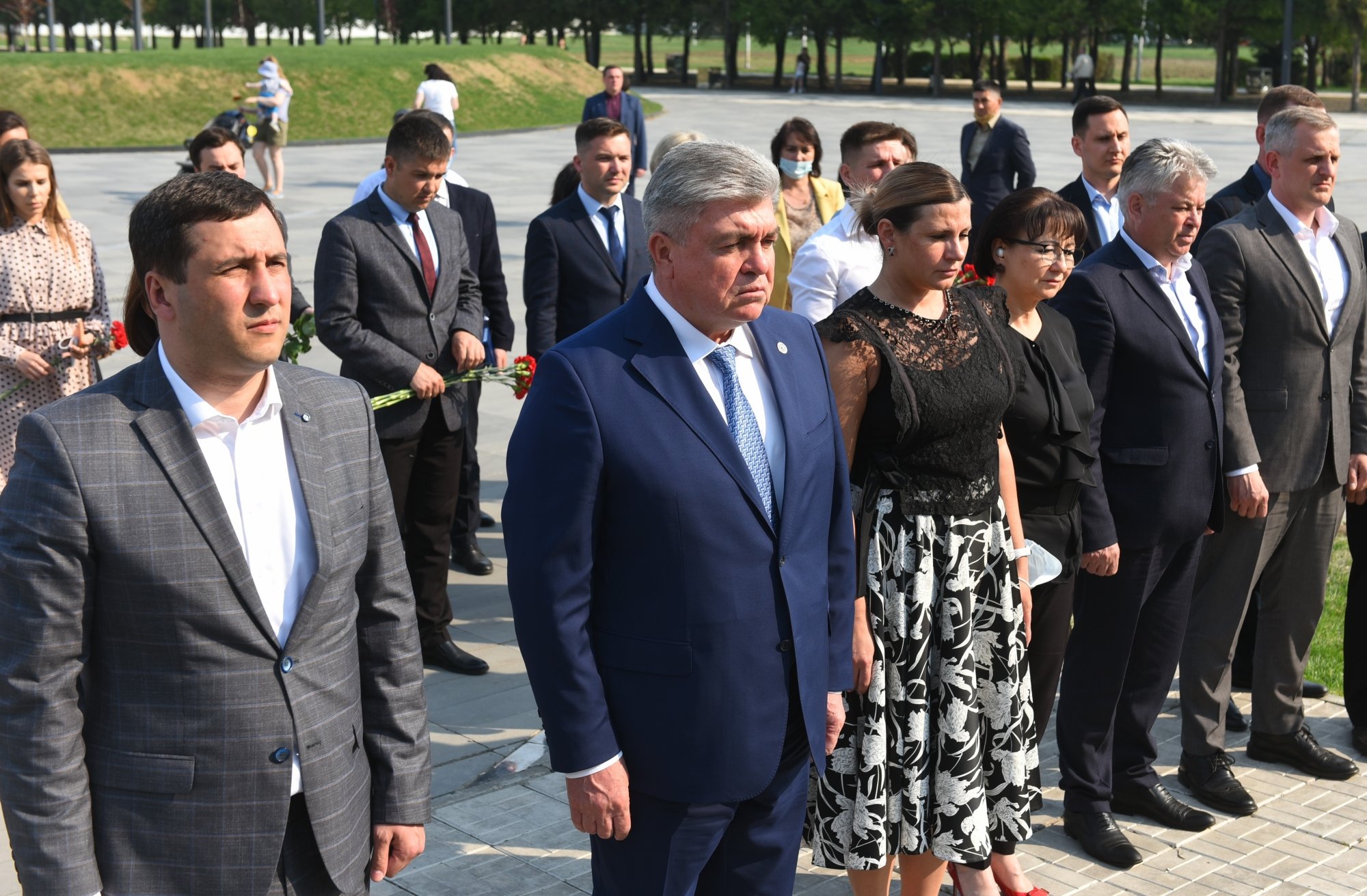 Исполком возложил цветы к временному мемориалу в память о погибших в Казани