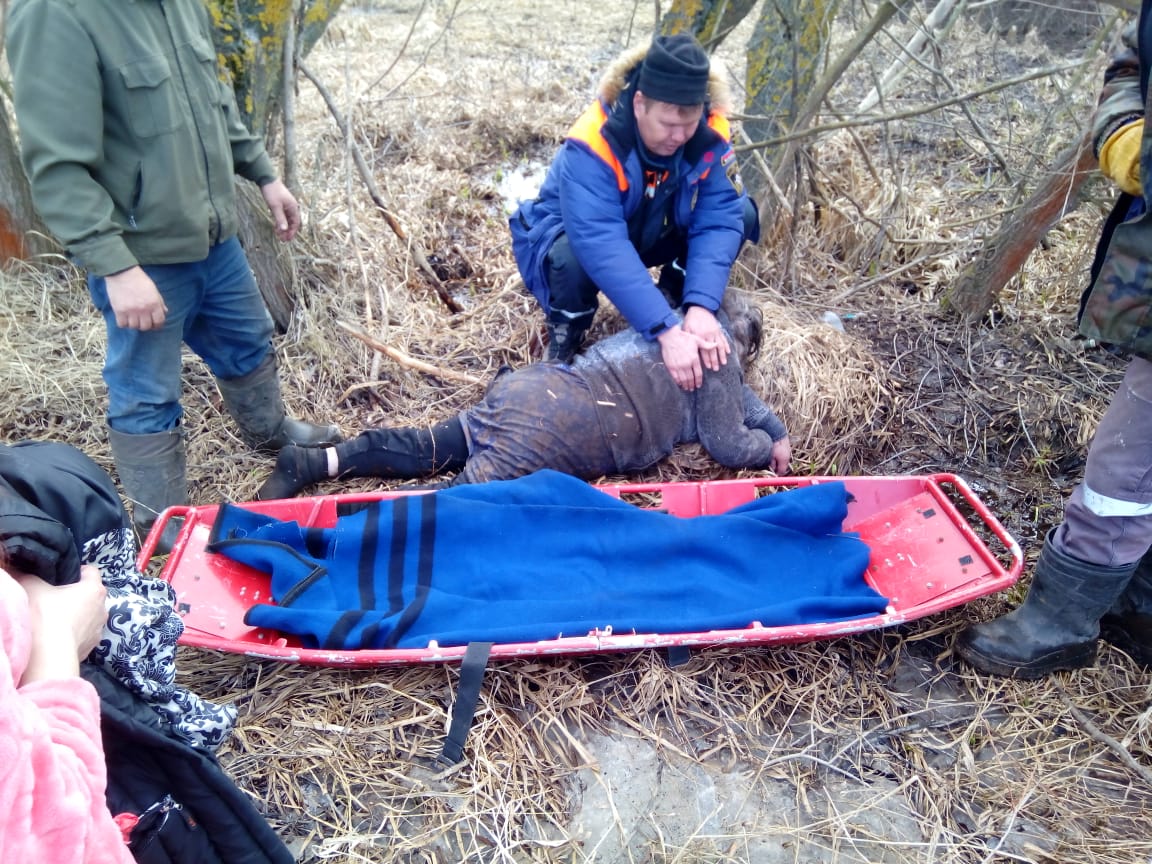 Спасатели нашли в овраге женщину, ушедшую из дома в халате, носках и одеяле