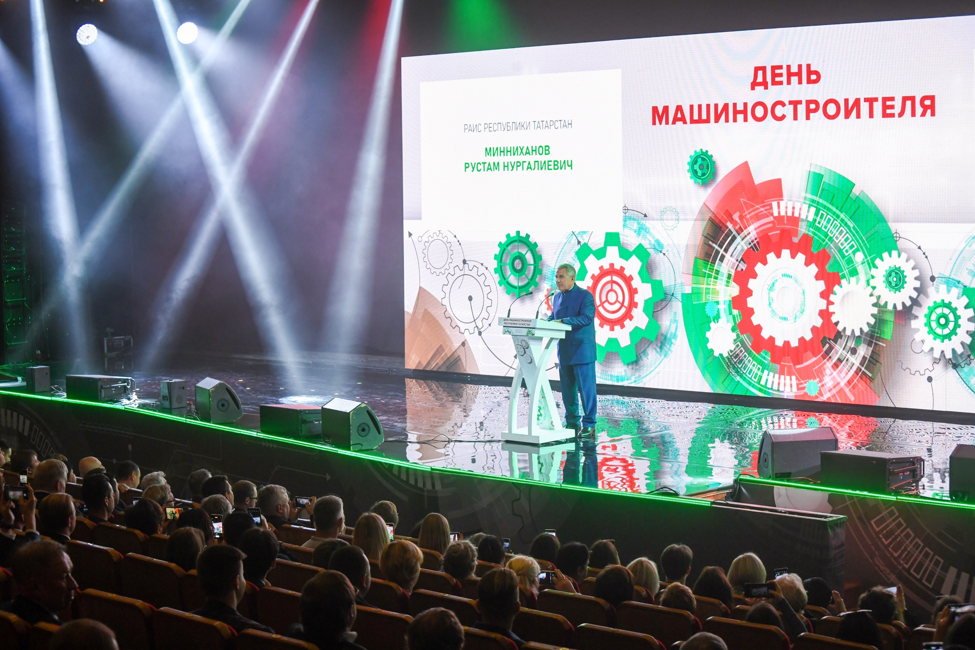 Рустам Минниханов обратился к работникам машиностроительного комплекса