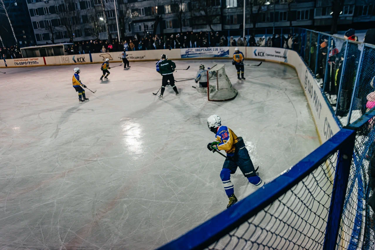 Фото: Данис Зарипов сыграл в дворовый хоккей с челнинскими детьми Фото: Данис Зарипов сыграл в дворовый хоккей с челнинскими детьми