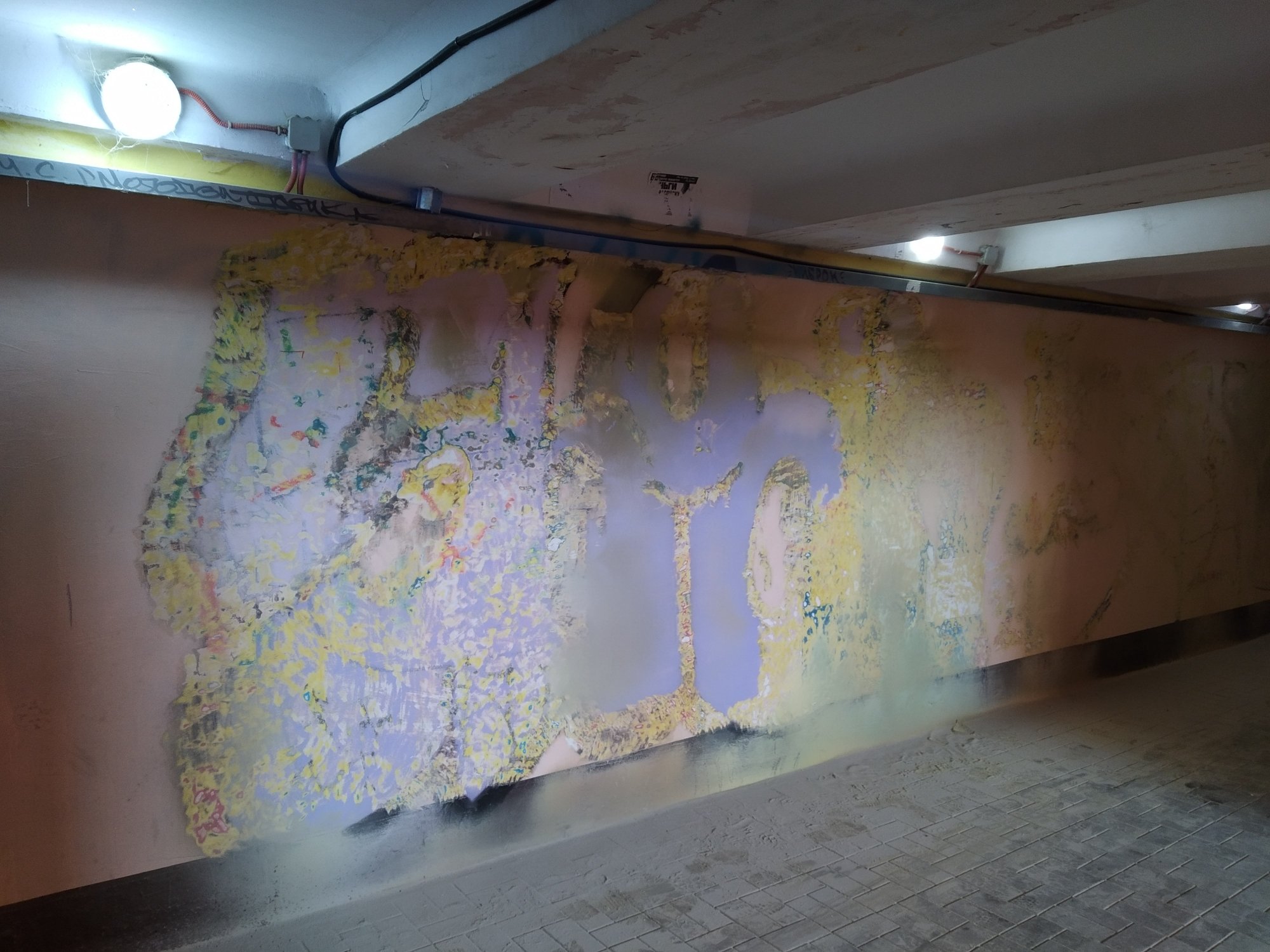 В изуродованной подземке стирают художества вандалов (видео)  