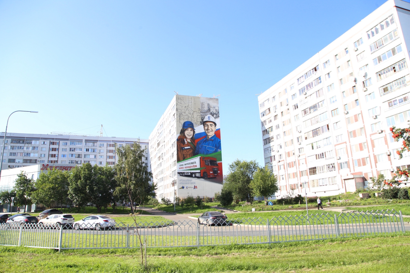 Фото: в Челнах завершают работу над муралом в честь студотрядов «КАМАЗа»
