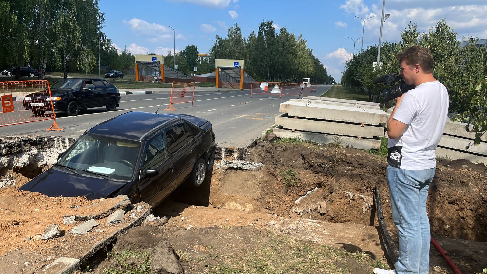 В Челнах машина упала в яму на Московском проспекте (фото)