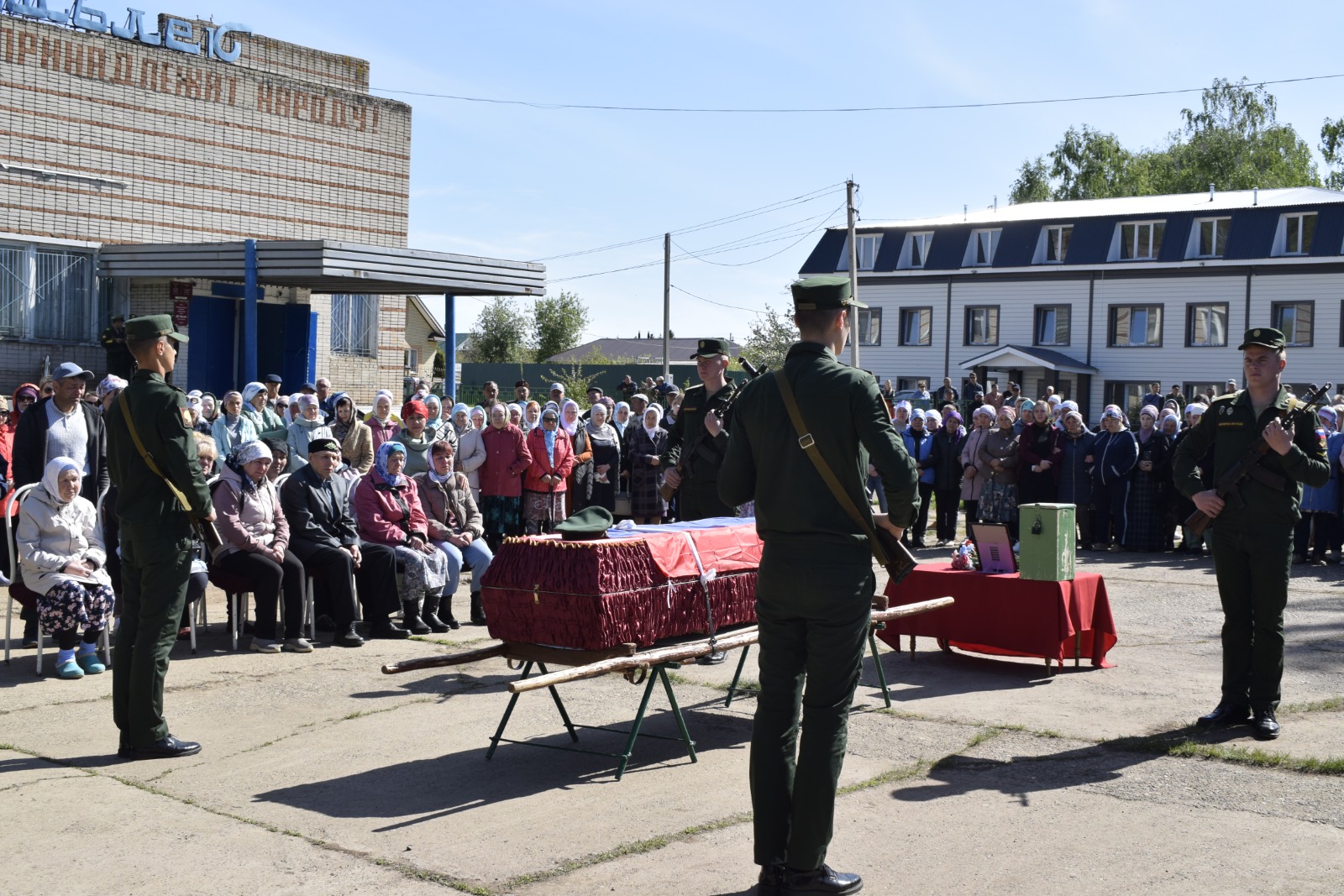 В Тукаевском районе простились с бойцом, погибшим в спецоперации (фото)