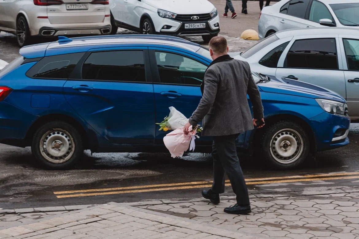 Фото: 8 марта, мужчины и цветы