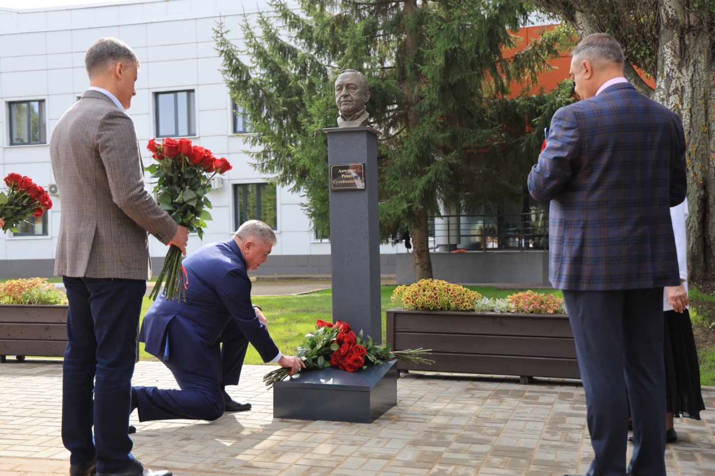 В Челнах на территории БСМП открыли бюст Ренату Акчурину (фото)