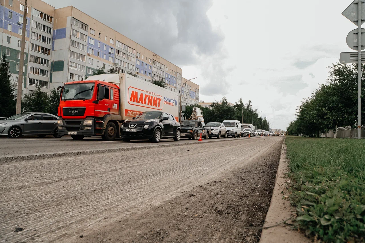 Фото: ремонт дороги затруднил движение на главной транспортной артерии Челнов