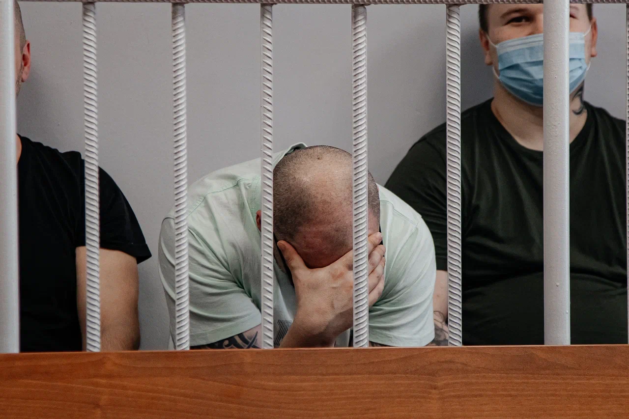 «Подъехала машина, там сидел мужчина. Человек в наручниках говорит: «Вот он меня держал»