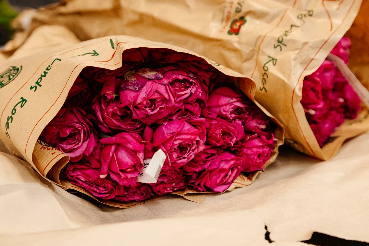 У игроков цветочного рынка ажиотаж – товар разбирают по пути на склад (фото) У игроков цветочного рынка ажиотаж – товар разбирают по пути на склад (фото)