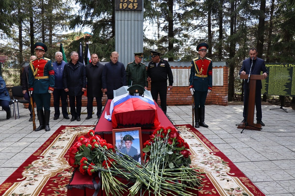 «Сидел за первой партой» - в Татарстане  похоронили еще одного погибшего 