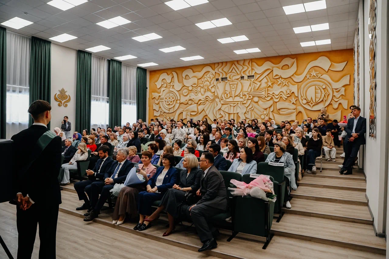 Фото: в челнинских школах прозвучал последний звонок