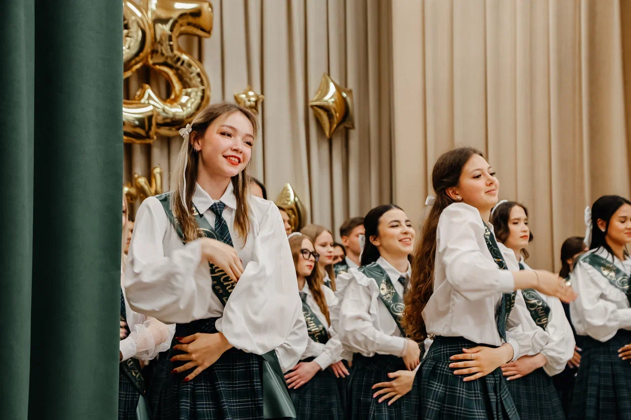 Фото: в челнинских школах прозвучал последний звонок