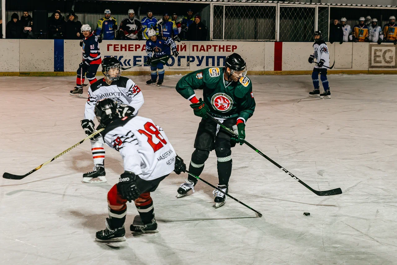 Фото: Данис Зарипов сыграл в дворовый хоккей с челнинскими детьми Фото: Данис Зарипов сыграл в дворовый хоккей с челнинскими детьми
