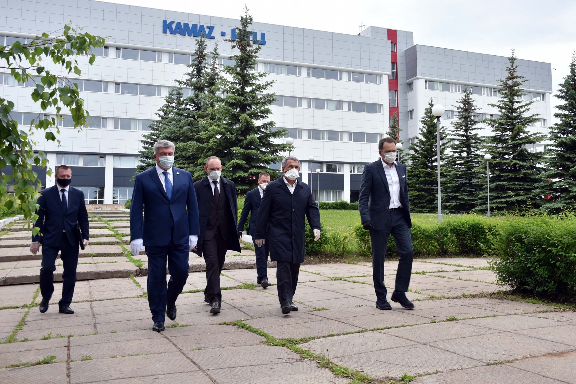 Рустам Минниханов протестировал в Челнах электробус КАМАЗ-6282