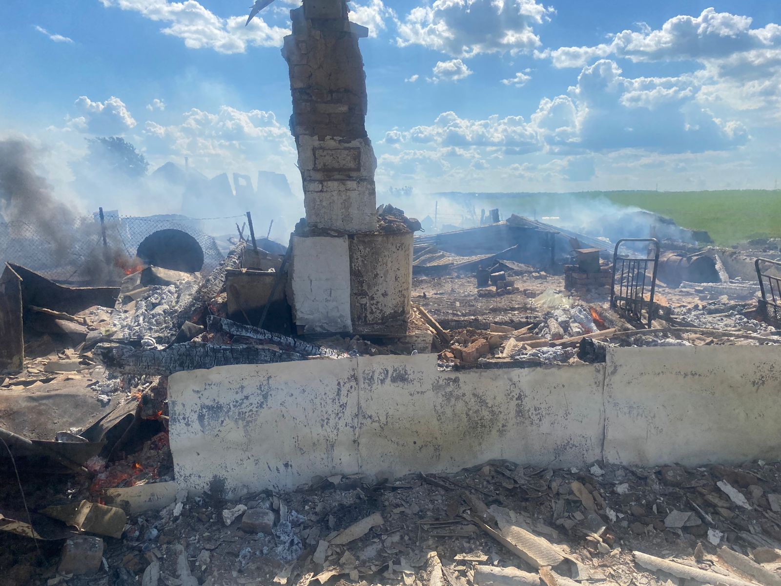 В крупном пожаре в Тукаевском районе сгорело три дома 18.06.2022