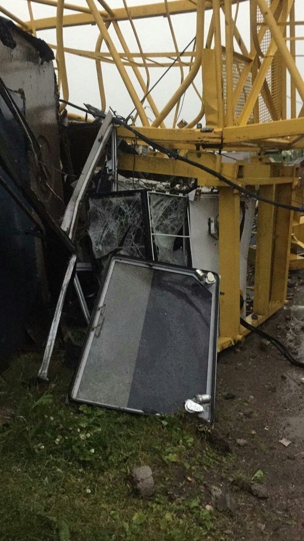 В Челнах из-за сильного ветра рухнул строительный кран (фото, видео)
