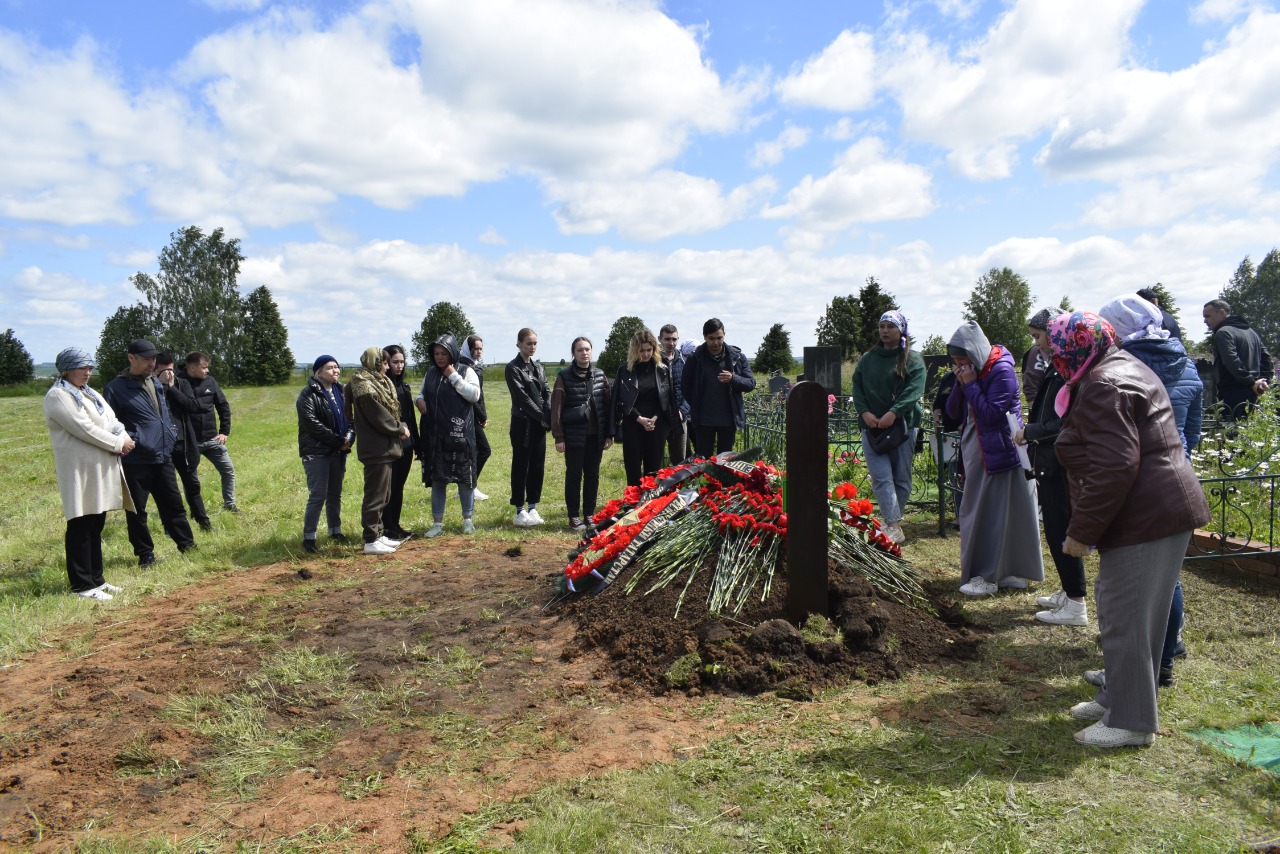 Выпускника колледжа, погибшего на Украине, похоронили в Тукаевском районе