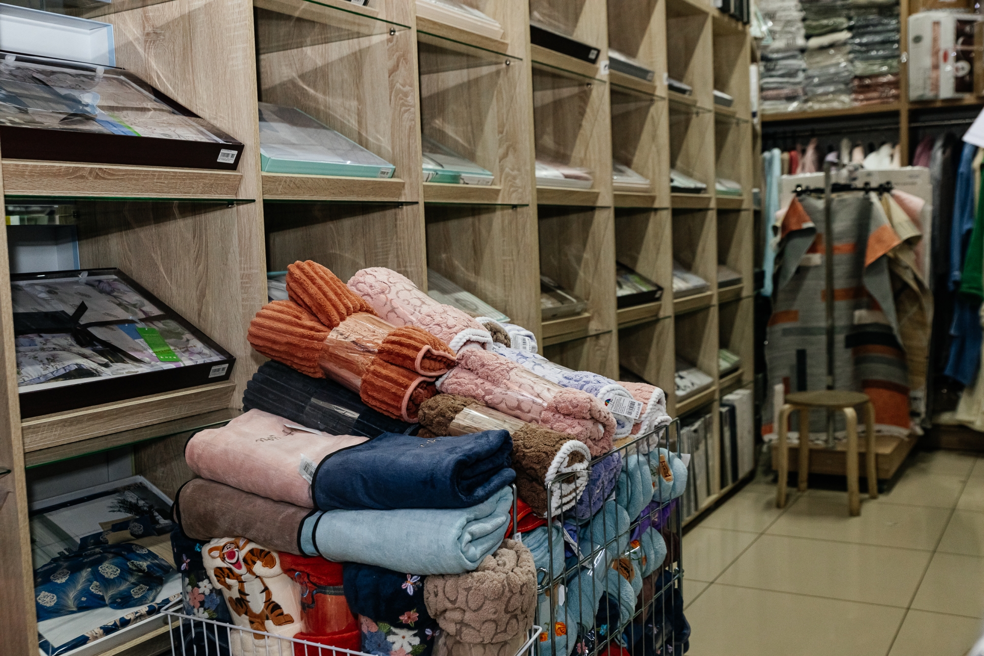 От халатов до комплектов белья от поставщика IKEA: в Челнах работает масштабный магазин текстиля