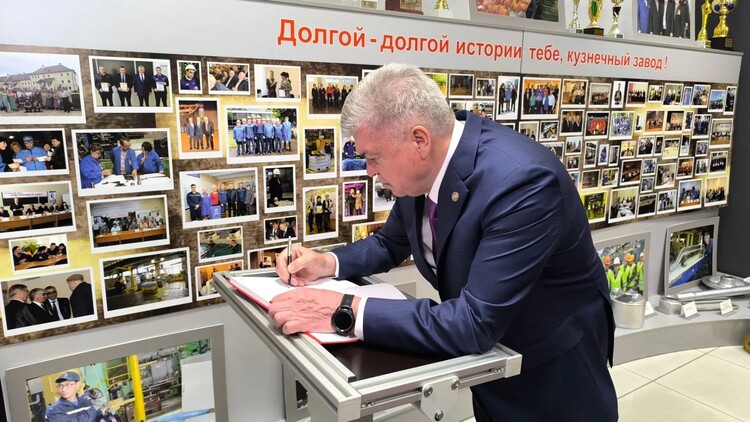 Магдеев и Когогин осмотрели музей кузнечного завода «КАМАЗа»