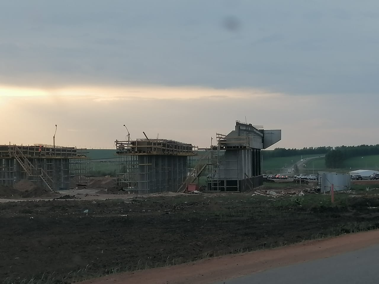 Из-за разрушенной большегрузами дороги в Тукаевском районе жители стоят в пробках