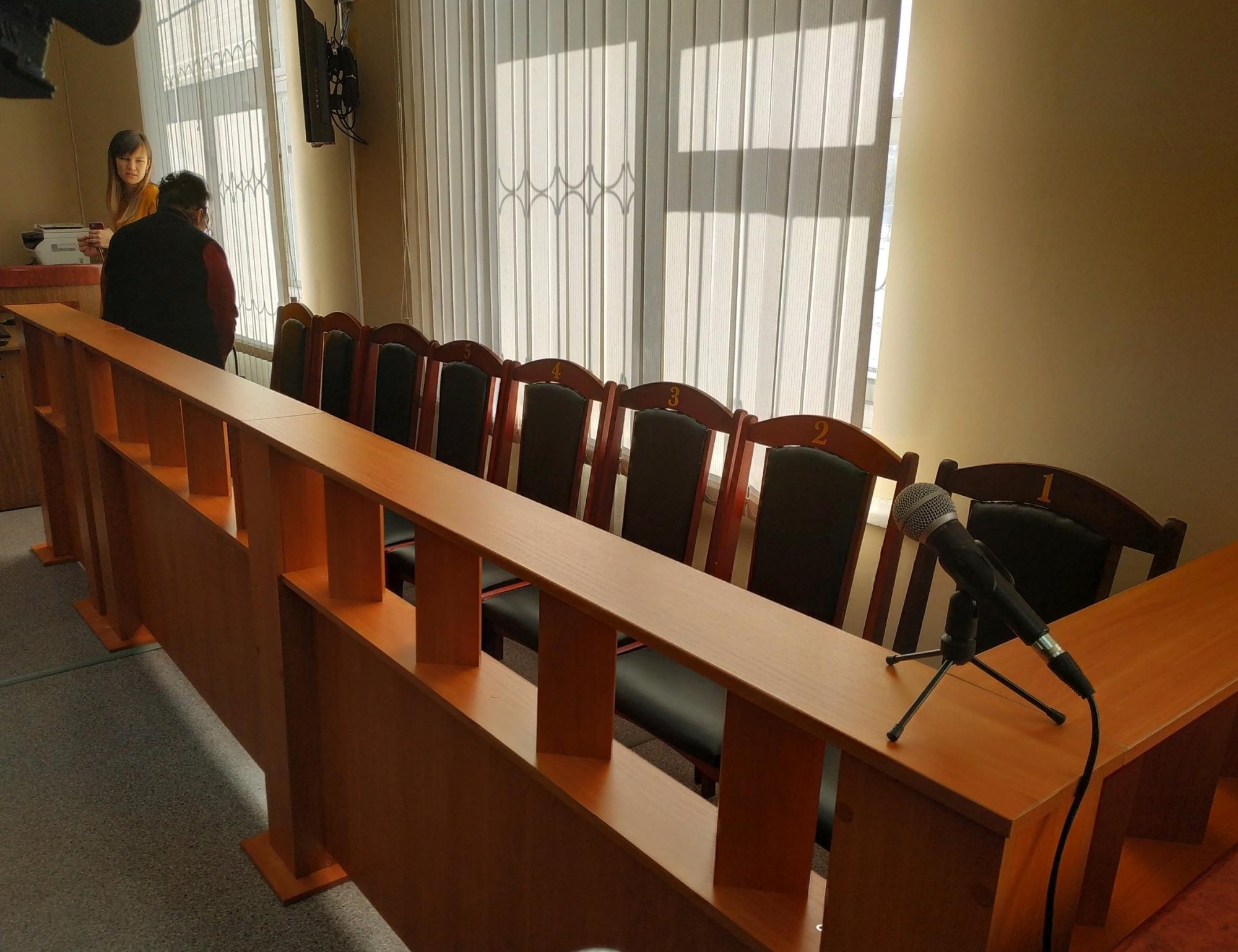 Фото присяжных заседателей бишимбаева. Стол судебного заседания. Стол для заседателей. Скамья присяжных в суде. Комната для заседаний с присяжными.
