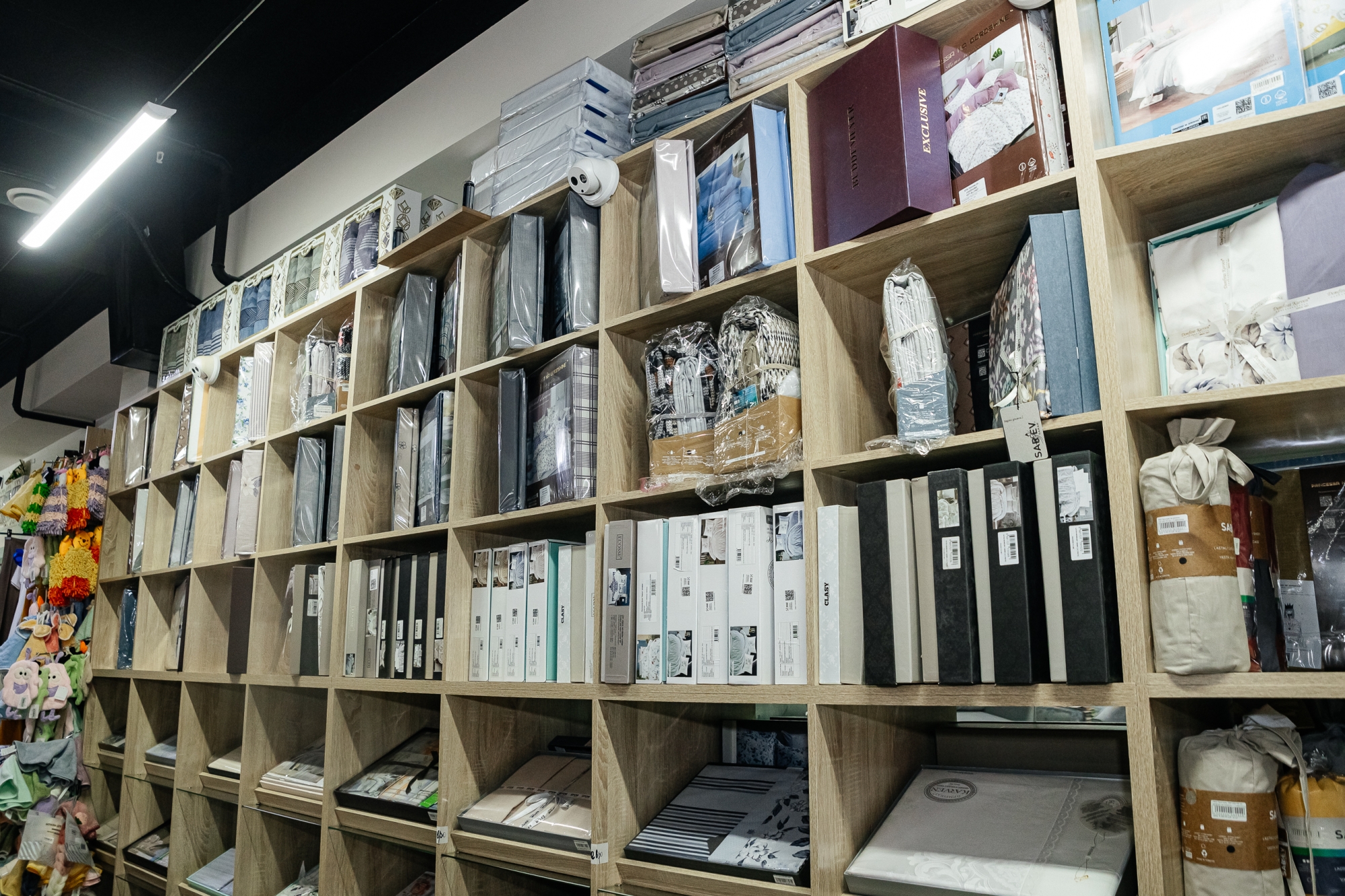 От халатов до комплектов белья от поставщика IKEA: в Челнах работает масштабный магазин текстиля