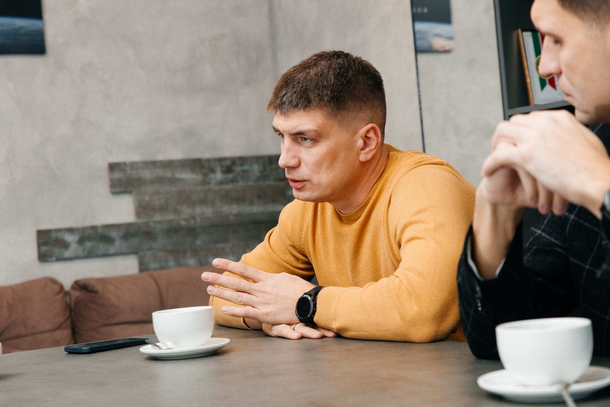 «Это серьезный опыт. Представьте дорогу в тайге в 400 км с бездорожьем. На середине - наше производство»