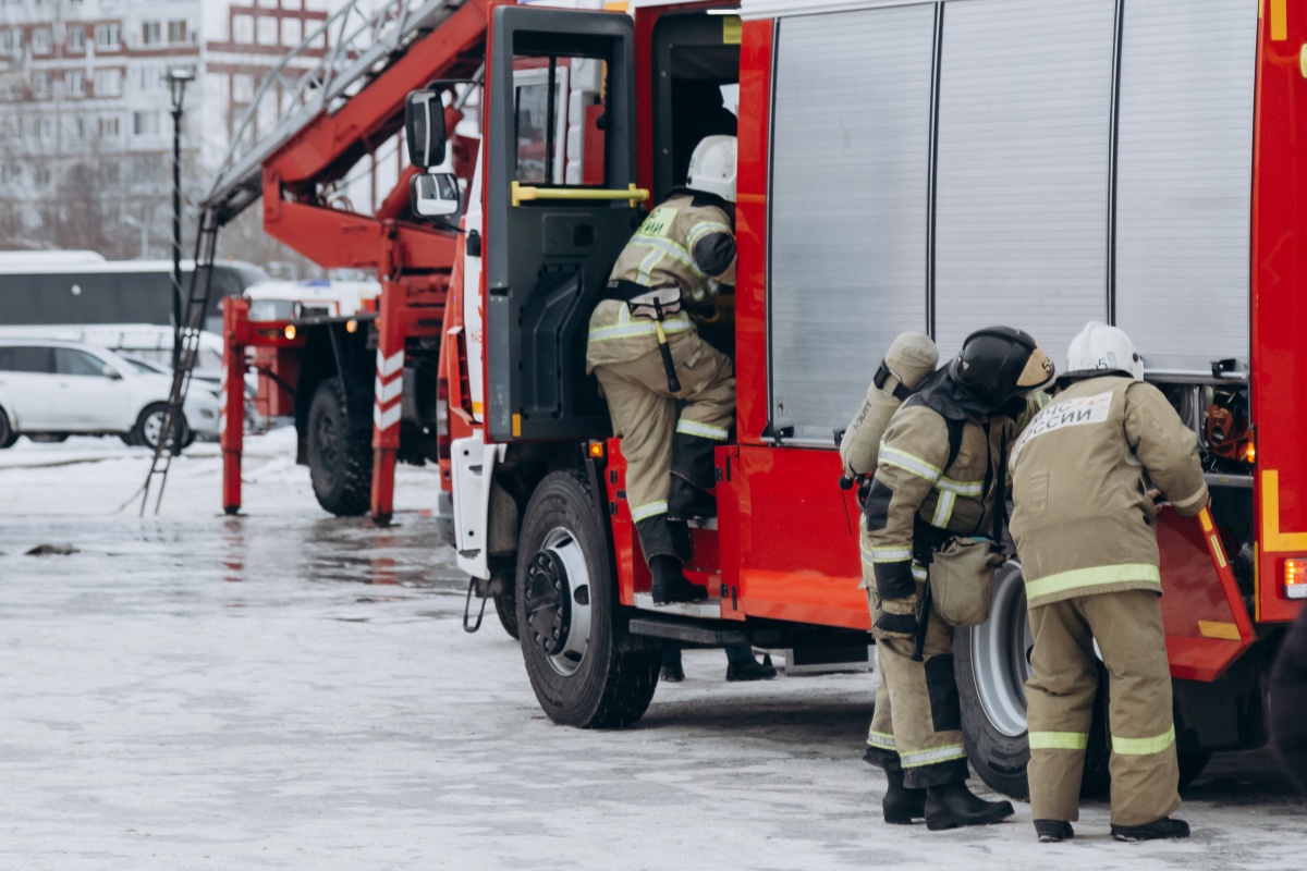 В Челнах на пороге горящей квартиры нашли мужчину без сознания 13.03.2023