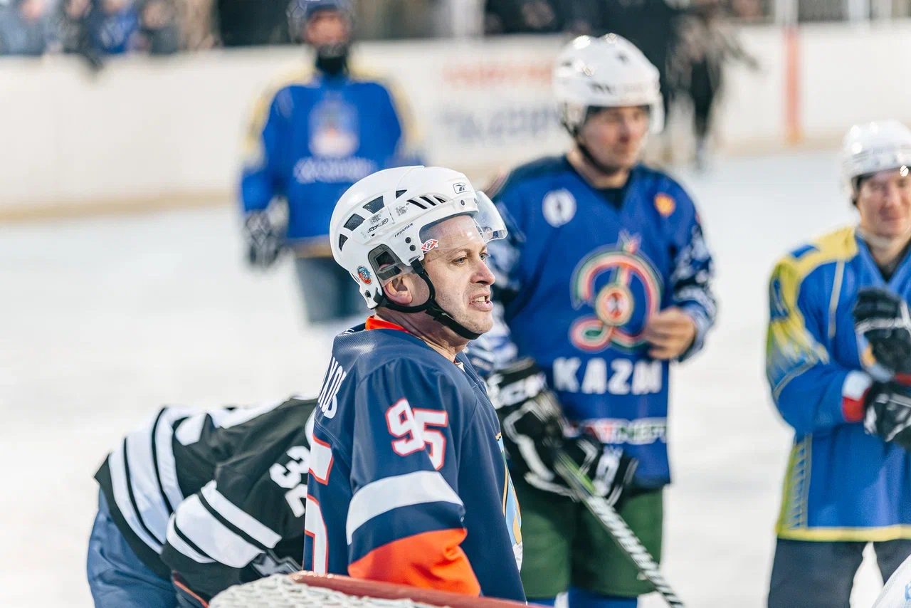 Фото: Данис Зарипов сыграл в дворовый хоккей с челнинскими детьми Фото: Данис Зарипов сыграл в дворовый хоккей с челнинскими детьми