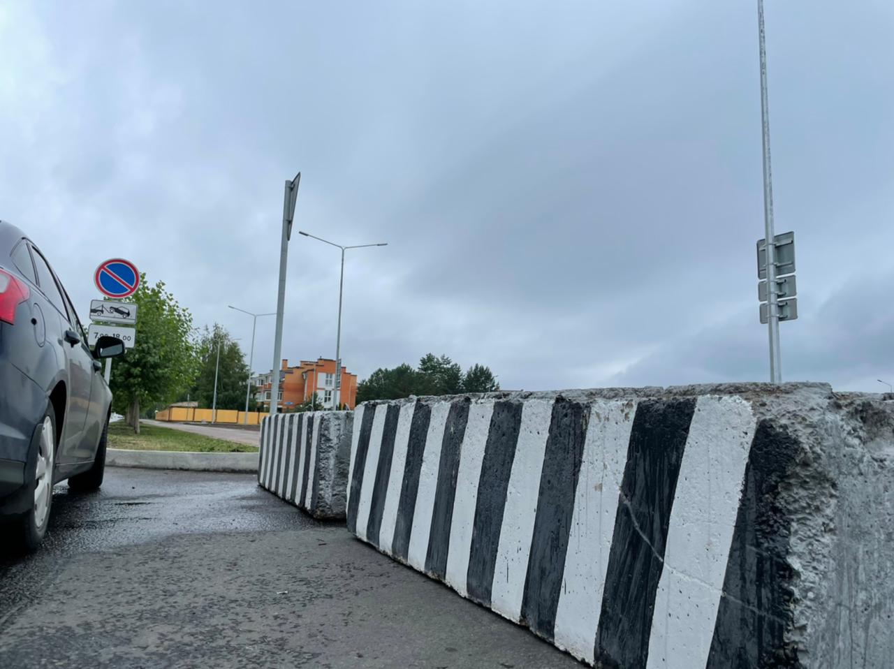 После публикации Chelny-biz.ru въезд на парковку у майдана закрыли блоками