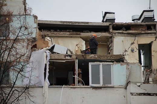 Третий день после трагедии в 48/20: людей пустили в разрушенный подъезд. Фото 