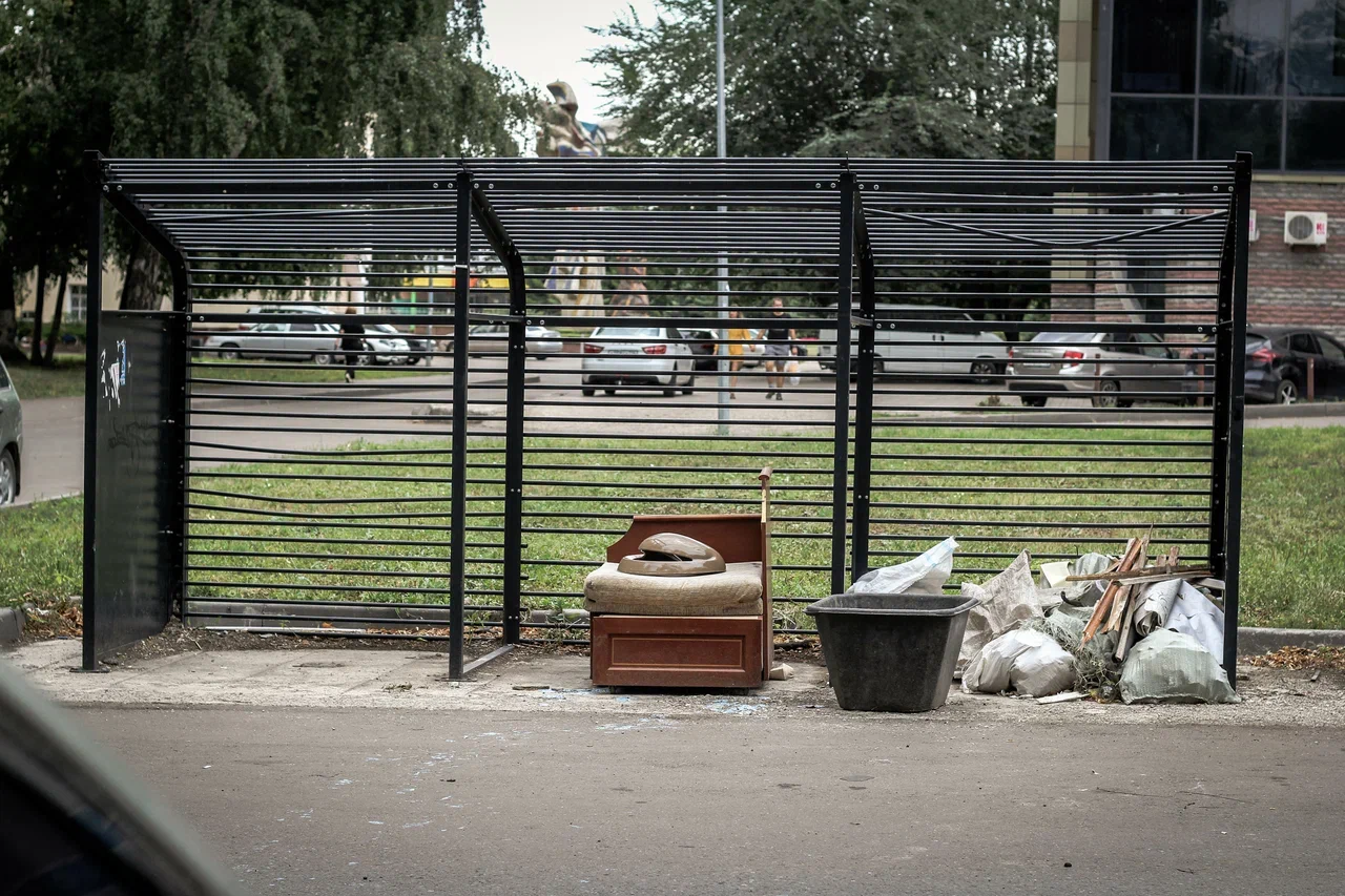 «Здесь растут горы мусора. Организации свой хлам, чтобы не платить за вывоз, тащат на эти площадки»