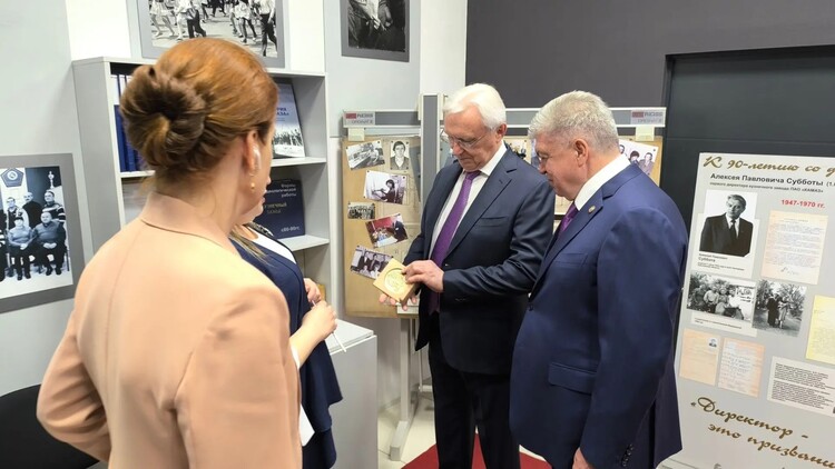 Магдеев и Когогин осмотрели музей кузнечного завода «КАМАЗа»