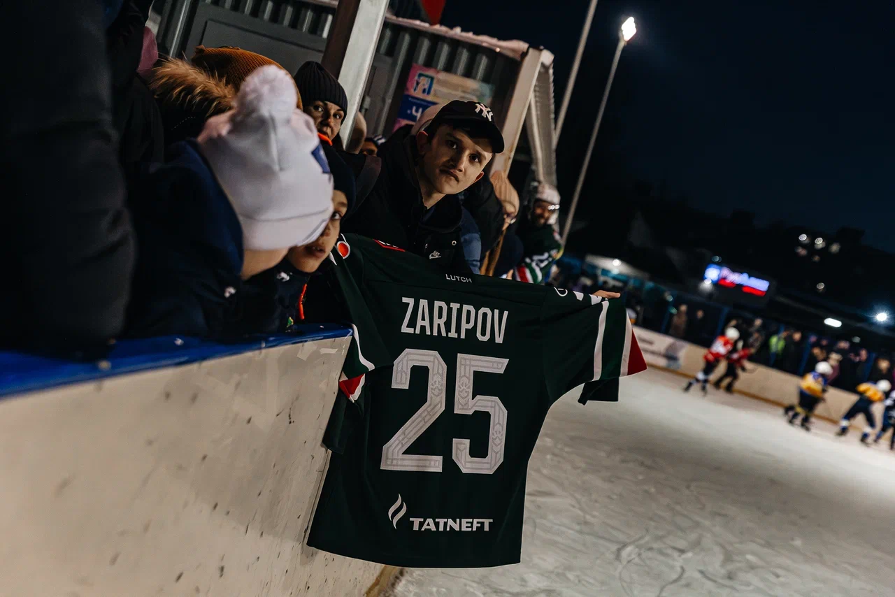 Фото: Данис Зарипов сыграл в дворовый хоккей с челнинскими детьми Фото: Данис Зарипов сыграл в дворовый хоккей с челнинскими детьми