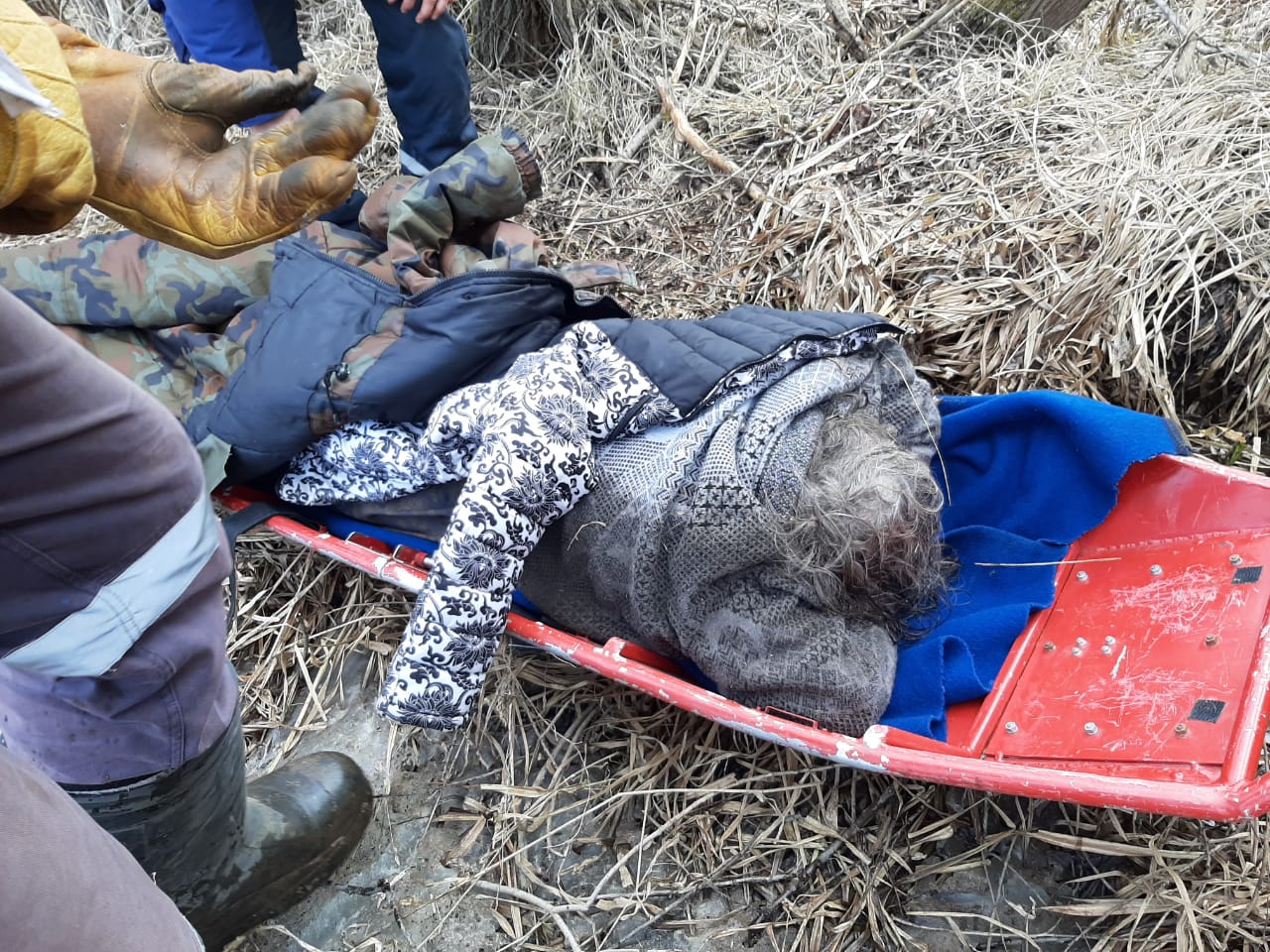 Спасатели нашли в овраге женщину, ушедшую из дома в халате, носках и одеяле
