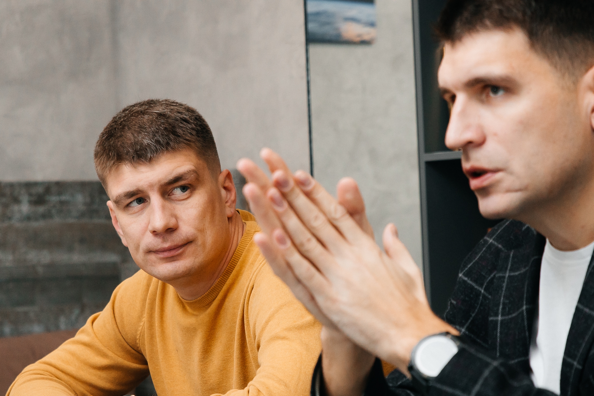 «Это серьезный опыт. Представьте дорогу в тайге в 400 км с бездорожьем. На середине - наше производство»
