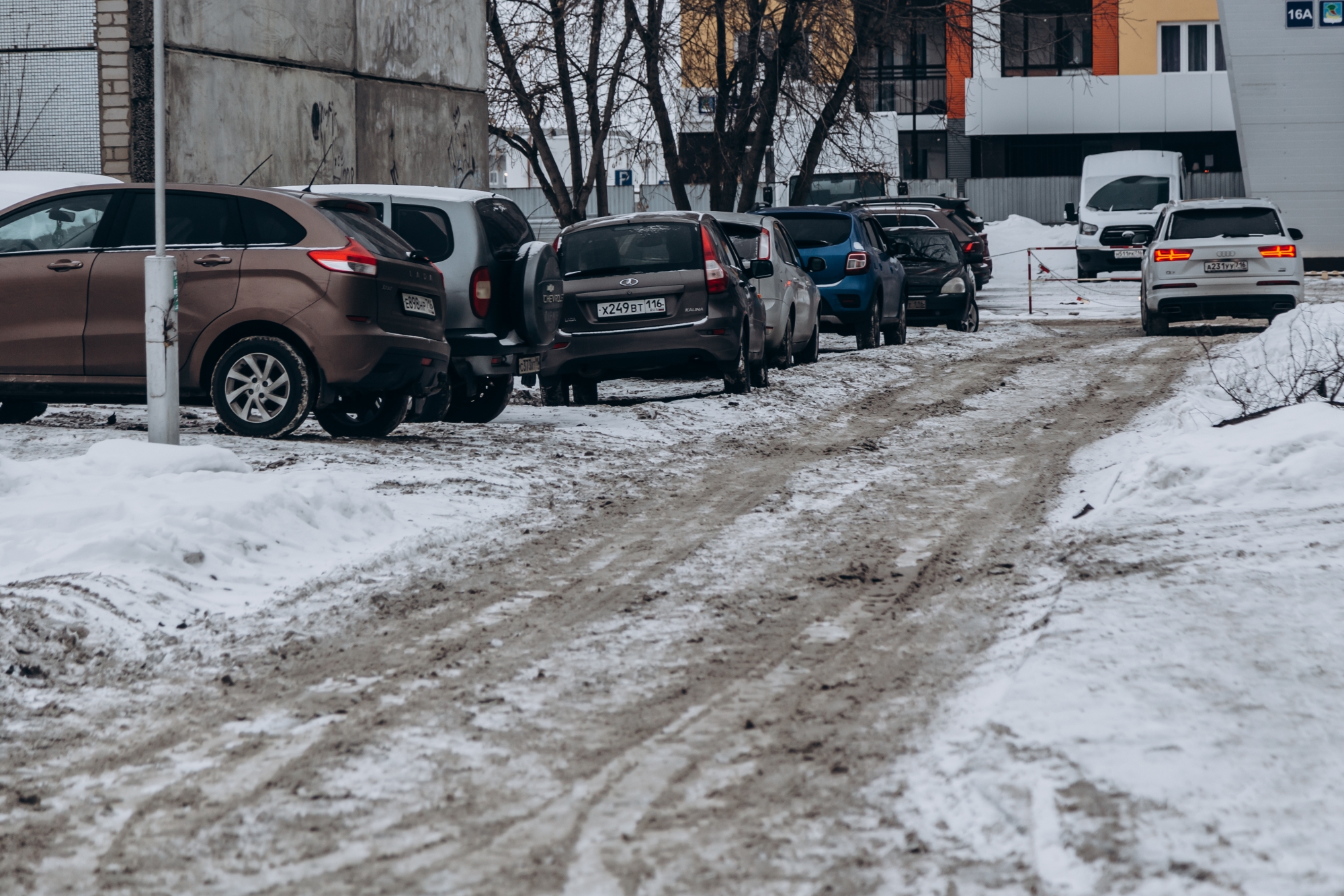 Фото: как из-за реагентов на дорогах в Челнах развели грязь 30.01.2023